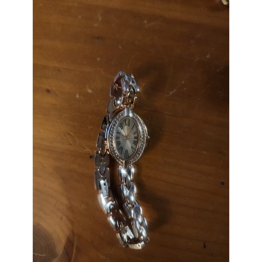 FMD Womens Silver Tone Oval Rhinestone Bezel Roman Numeral Link Watch FMDJSET053